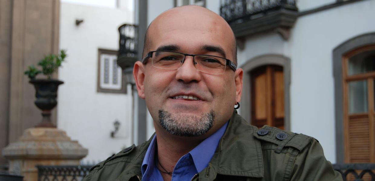 1339859escritor-Alexis-Ravelo_1761734555_175811667_1200x675.jpg