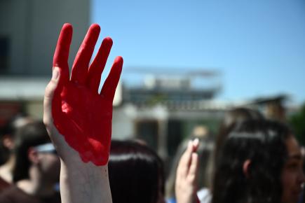 Παλάμη βαμμένη κόκκινη σε διαμαρτυρία κατά των γυναικοκτονιών