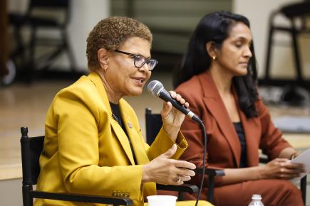 Η δήμαρχος του Λος Άντζελες Karen Bass και η δημοτική σύμβουλος Nithya Raman