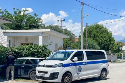 Αστυνομία έξω από το σπίτι στην Αιγιαλεία όπου βρέθηκαν νεκροί μητέρα και γιος