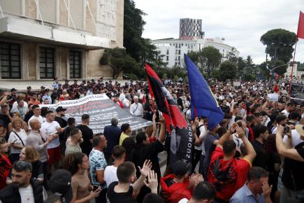 Διαδηλώσεις στην Αλβανία κατά του τουριστικού θέρετρου που συνδέεται με τον γαμπρό του Τραμπ
