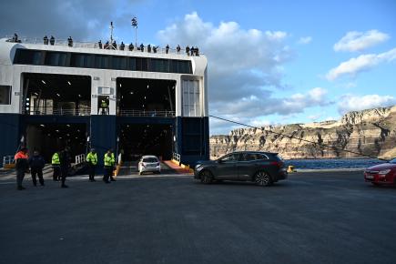 Πλοίο φορτώνει επιβάτες και οχήματα σε λιμάνι νησιού