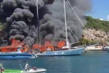 Φωτιά σε τουριστικά σκάφη στους Παξούς