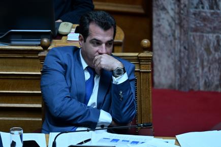 Ο Θάνος Πλεύρης στη Βουλή