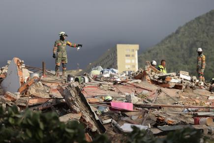Διασώστες επιχειρούν ανάμεσα στα συντρίμμια μετά τους σεισμούς στη Βενεζουέλα