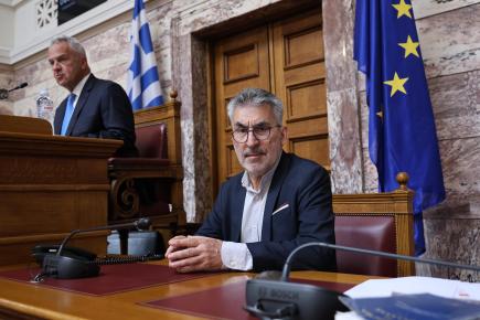 Ο Θεόφιλος Ξανθόπουλος στη συνεδρίαση της Επιτροπής Αναθεώρησης του Συντάγματος