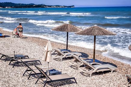 Κόσμος σε παραλία
