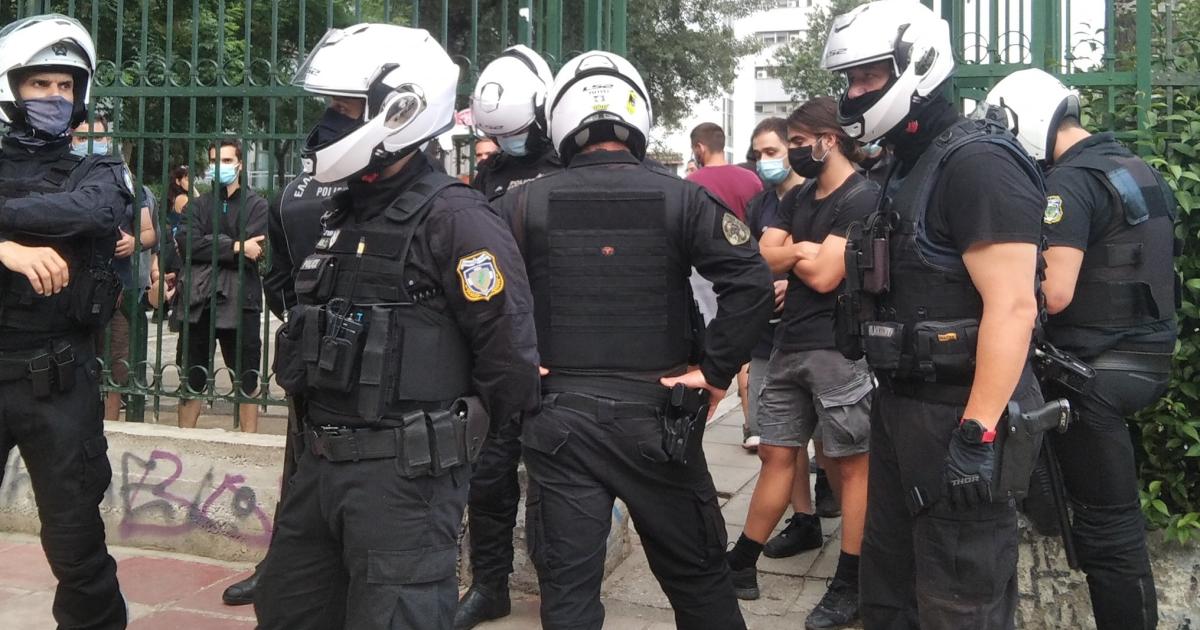 Θεσσαλονίκη / Η αστυνομία απέκλεισε το ΑΠΘ – Κατέγραφαν τους φοιτητές με  κινητά | Αυγή
