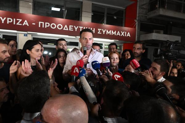 Ο Στέφανος Κασσελάκης κάνει δηλώσεις έξω από τα γραφεία του ΣΥΡΙΖΑ - ΠΣ