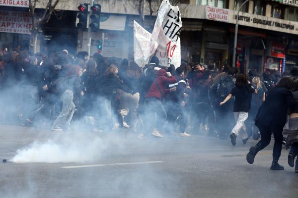 Διαδηλωτές τρέχουν και καπνός ανάμεσά τους από δακρυγόνα της αστυνομίας