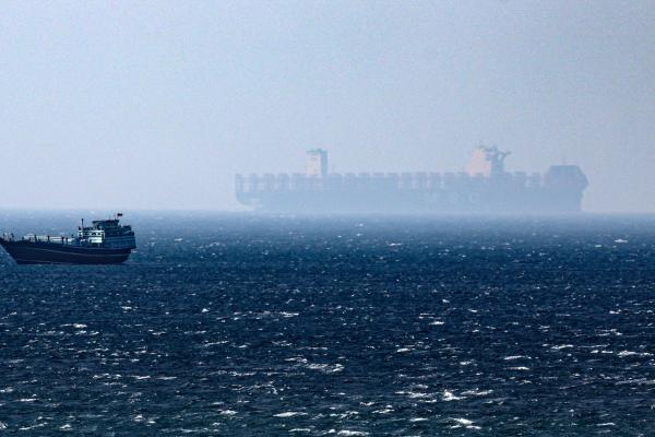Πλοία στο Στενό του Ορμούζ, όπως φαίνονται από το Χασάμπ, Επαρχία Μουσάνταμ, Ομάν, Ιούνιος 2025