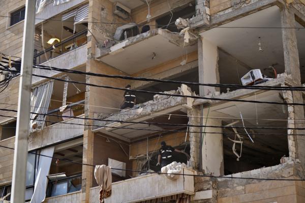 Διασώστες επιχειρούν σε κατεστραμμένο κτίριο κατοικιών στον Λίβανο