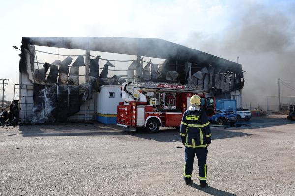 Αποκαΐδια η επιχείρηση με τα ανταλλακτικά στοιν Ασπρόπυργο